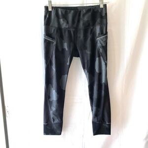 Athleta Reflective black Camo Relay Capri Tight 2.0 SZ S Worn once